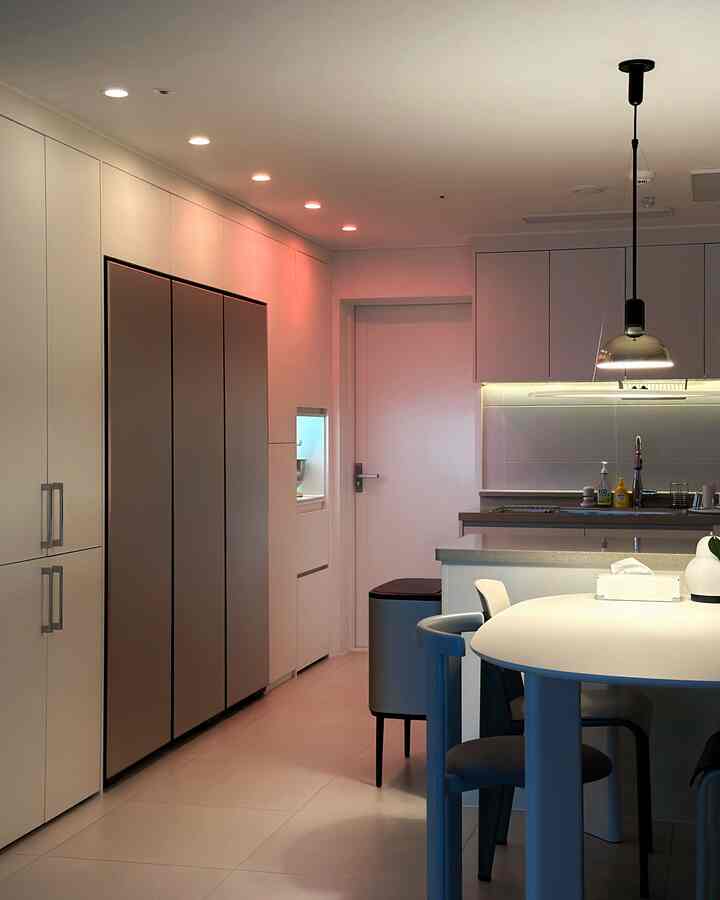 #오늘의우리집 #주방조명
インテリアの完成はやはり照明💡
スマートライトWiZのインストールで確認。アップグレードされた
私たちの家のキッチン写真を公開します。 💁🏻‍♀️📷

私は従来使用していた普通のダウンライトを
ウィズは3インチカラーダウンライトに変更しました。
追加の照明設置が必要になりそうな空間に
ウィズライトストリップを設置しました。
そして愛情のある照明に使っていた電球も
フィリップススマートLEDカラーバルブと交換してくれました。 ✨

その結果🪄💫✨
照明だけでも特別な雰囲気演出が可能になりました。

📝Wi-Fiで接続し、WiZアプリで照明を 
コントロール可能なスマート照明、❝フィリップスWiZ❞ 
✓1,600万色、明るさ、色温度設定
✓カラフルな照明ライブラリを利用可能
✓照明オートメーション機能で気象や就寝など
ご希望のスケジュールに合わせて照明スケジュール設定可能
*空間ごとに色温度と明るさまで両方設定可能
✓ Wi-Fi接続だけでユーザーの動きを検出する
スペースセンシング機能
✓ 複数のメンバーで照明制御可能

個人的にはダウンライト一つ一つ
色や明るさ、色温度まで調節できるというのが 
一番いいんですよ。このように繊細に調整が可能です。
季節や気分に応じて空間のムードを 
自由自在に演出できてすごくいいですね、、💖


#WiZ #필립스WiZ #위즈 #필립스위즈 #스마트조명WiZ #스마트조명 #스마트홈 #인테리어조명 #집꾸미기 #조명인테리어 #다운라이트 #식탁등 #조명설치 #주방인테리어