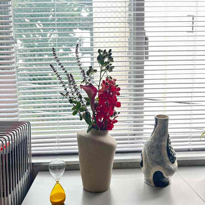 H&M HOMEのフラワーベースは
大きさも色合いも使いやすい！
あとはシンプルなのにザラザラとした質感がこなれていて可愛いです🫶🏻
#H&MHOME 
#HAY
#motana