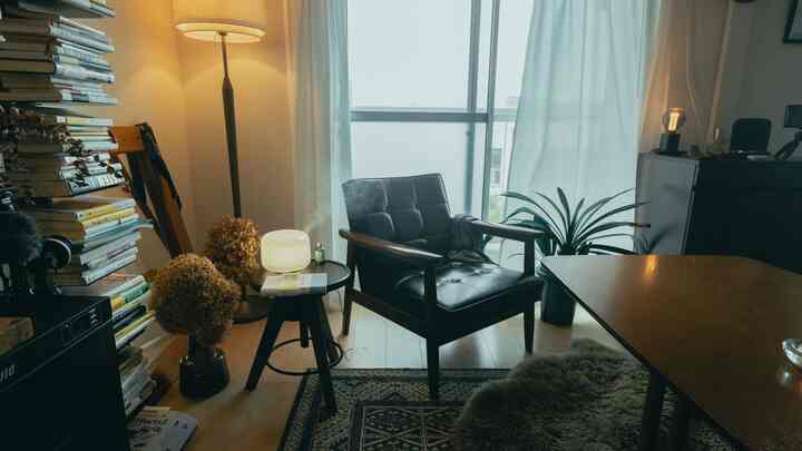 リビングルームです。

作業のデスク、読書する場所、書物をしたり、映画を見たり、ご飯を食べたりする場所でもあります。

一つの空間を壁で間仕切るのではなくて、用途に合わせて個々に空間を分けているイメージでインテリアを構築しています。

高低差をつけることによって、インテリアにリズムを作りつつ、色数を抑えることによって、一つの空間のようにまとめています。 #インテリア #カリモク60 #一人掛けソファ #一人暮らし #一人暮らし部屋 #一人暮らしアイテム #インテリア家具 #団地暮らし #団地 #築古 #築古物件 #インテリア小物 