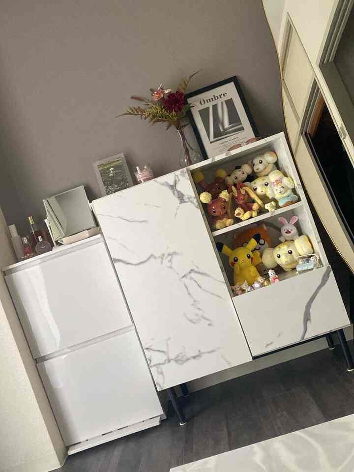 お気に入りのお部屋꒰ ・ ̫・ ꒱ #お部屋 #一人暮らし #初心者 #造花 #アートポスター #北欧風 #韓国風 #白 #全身鏡 #キャビネット #ゴミ箱 #ぬいぐるみ収納 #見せる収納 #ポケモン #オタク部屋