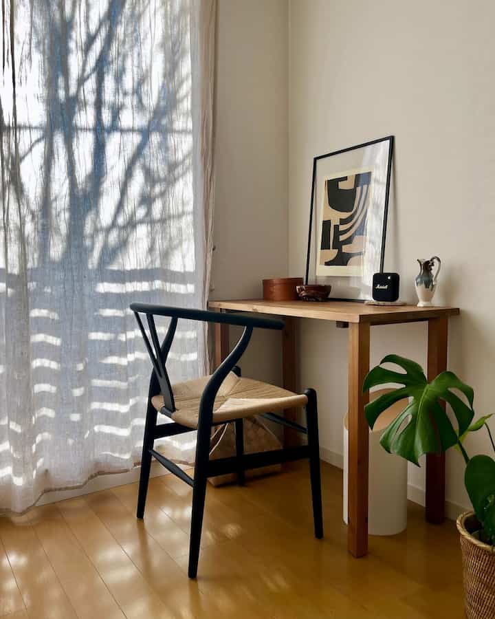 今はキッチンカウンターにしてるデスクは、入居当初はワークデスクとして使っていました☺️

カーテンをブラインドにしようかなといつも思いますが、カーテンに映る街路樹が綺麗でなかなか変えられません🌳



#ワークスペース #カールハンセンサン #ワイチェア #一人暮らしインテリア

