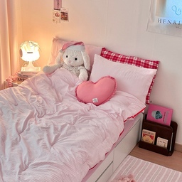 핑크 인테리어를 완성하는 러블리 아이템들💕
핸드폰 갤러리에서 가장 많은 사진을
차지하고 있는 침대 공간이에요!
이불 테두리에 빨간색 라인 포인트가
들어있어서 빨간색 베개커버도 꺼내봤어요:)
요즘 신상 작업 때문에 일이 쪼금 바빠서
소통을 빨리빨리 못 하고 있는데
시간 날 때마다 와다다다 가고 있어요..!
제가 조금 늦더라도 이해해주세요🥲
#우리집포토존 #ftc5기이야기 #침실
#침구 #조명 #이불 #핑크 #핑크인테리어
#방꾸미기 #집꾸미기 #인테리어소품
#인형 #러블리인테리어 #맞팔