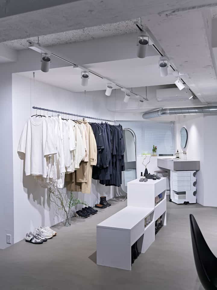 アパレルショップのような空間が昔からどうしても作りたくて、マンションリノベをきっかけに叶った念願のコーナー。

基本的には アパレルブランドのGraphpaperの店舗に影響を受けてます。

3mのハンガーラックを天井から吊っていたり。
ディーターラムスがデザインしたvitsoeのウォールシェルフを導入したり。
靴箱・ベンチ・ディスプレイ台の3つを併せ持った家具をDIYしたり。
照明がショップで使うような超明るいスポットライトだったり。
土足OKだったり。

そんな、ちょっとクレイジーなクローゼット？アパレルコーナー？にする事で、服の購入する基準に変化がありました。
今までだと、「持っていない服を買おう」という意識がどこかしらにあって、「黒いTシャツばっかりだから違う色を買おう」みたいな感覚があった。
そうやって買っていた服を、理想の住まいとして作ったこのコーナーに入れ込んだ時になんかしっくりこないという風に感じた。
インテリアとファッションにズレがあったんです。
正直、アパレル系に身を置く者として恥ずかしかった。
でも、それが分かると、自分を構成しているモノの好みがとても整理整頓されて「服を飾る」という感覚もプラスされるようになった。

インテリアとファッションはとても密接だと思う。
スペースがあるから無駄なモノを買うし、扉のある収納にするからインテリアと隔ててモノを買ってしまう。
できるだけ扉のないオープンな収納する事で、自分自身の好みをより深く知ることが出来たので、ぜひ興味ある方は試してもらいたいです！

＿＿＿＿＿＿＿＿＿＿＿＿＿＿＿＿＿＿＿＿


自分で言うのもなんですが、我が家は変わってると思います（笑）
ただ、この変わった家に行き着いた経緯や、そこで得た経験が、みなさんのライフスタイルの何かしらの気付きになればと思っています。
長い文章を最後まで見ていただいてありがとうございました。

もし、良かったと思った方はぜひフォローしてください。
不定期投稿ではありますが、また我が家の変わった所をお伝えしていきます（笑）


#ウォークスルークローゼット #クローゼット #服部屋 #リノベ #DIY #モノトーン #シンプル #無機質 #モールテックス #vitsoe #スポットライト #ダクトレール 