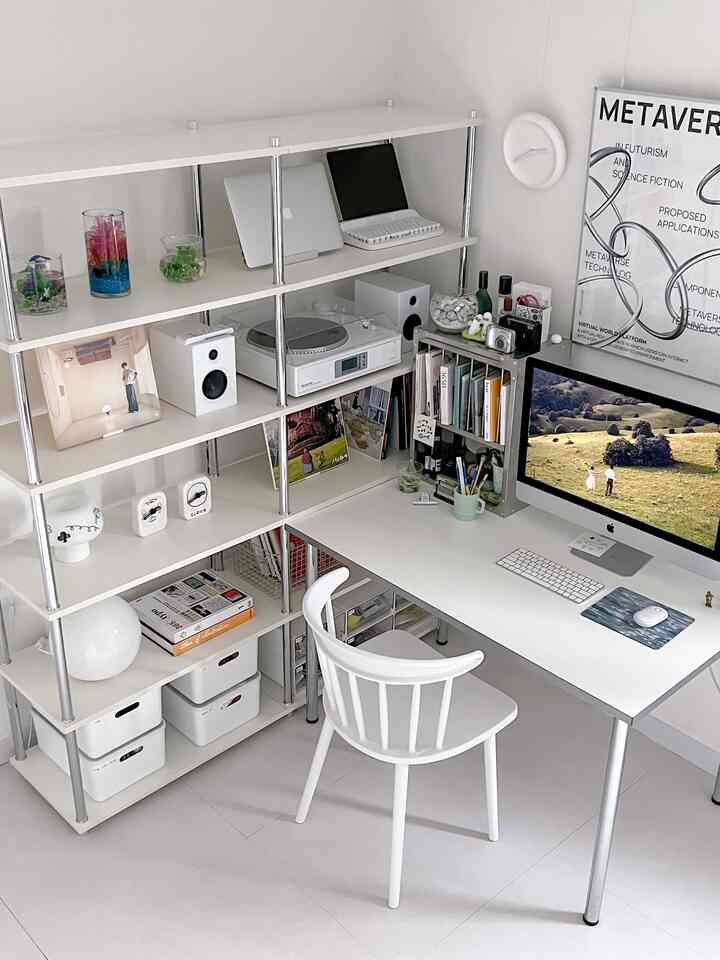 白を基調としたホームオフィス、整理されたデスクと棚、ミッドセンチュリーモダンスタイルの家具が配置された雰囲気のあるインテリア