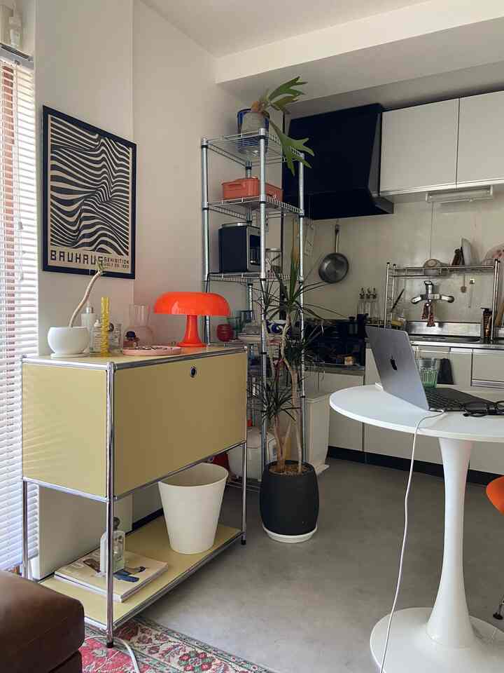 梅雨だね〜☔️
気分は上がらないけど一旦忘れて今週も頑張りましょ🧍🏻‍♀️🍃🍃

#interior #midcentury #midcenturymodern 
#marketb#lowya #ikea #bauhouse #1dk 
 #インテリア #リビング #生活感のある暮らし 
#ミッドセンチュリー #ミッドセンチュリーモダン 
#テレワーク #在宅勤務 #在宅ワーク#一人暮らし#ひとり暮らし