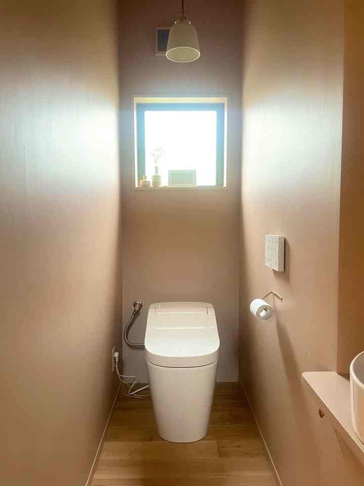 The toilet is very hard to photograph because of the backlight 🚽
The toilet walls were painted pink beige with Heimspaint 🐨

The metal fittings in the toilet are all gold.
The only thing that's silver is the sink, so I'd like to change it to gold someday 💸

#Toilet #アラウーノ #手洗い #トイレ手洗い #TOTO