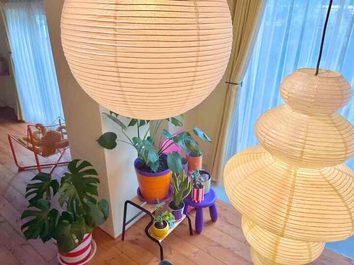 #リビング #リビング植物 #リビング照明 #リビングインテリア #ペーパーシェードランプ #観葉植物 #モンステラ #カラフル #カラフルなインテリア #リノベーション #リノベ #IKEA #HAY