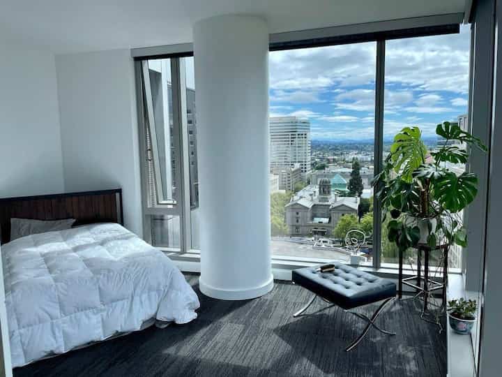 Relax in style with a sleek Knoll stool 🖤

Credit: @thoughtography

#MinimalistHome #InteriorDesign #BedroomDecor #InteriorDesign
