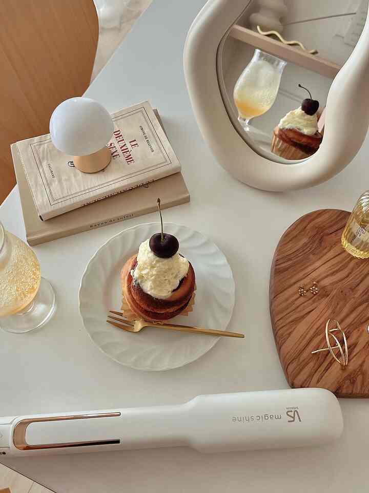 2024.07.01

気付けば7月…🌻早過ぎますね꜆꜄꜆    
早く梅雨明けないかな~？
髪の毛がウネウネしちゃいます🥲


#お家カフェ #おやつ  #食器