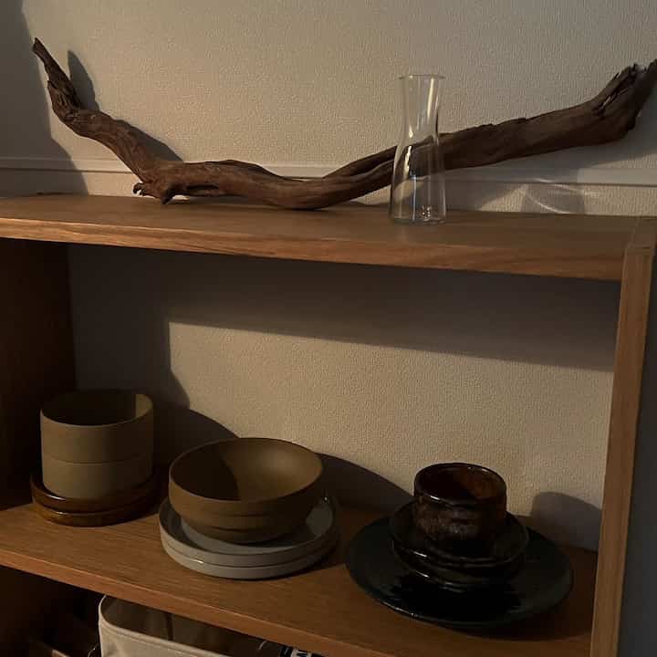 Older dishes ✨ Stored in a way that's visible #キッチン #皿 #ハサミポーセリン #無印良品 #スタッキングシェルフ #流木 #見せる収納