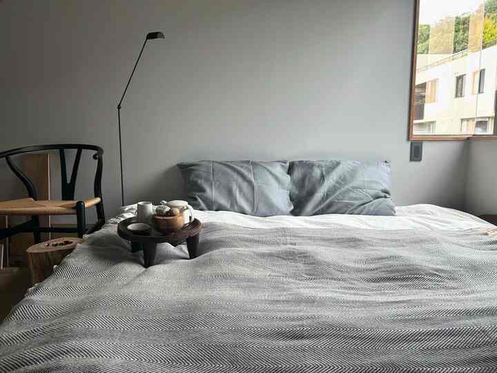 季節とともに、寝室のリネンも衣替え。
梅雨時の日中は、小さなエチオピアコーヒーテーブルとともに、くつろぎカフェコーナーに☕️

#ベッドリネン
#リネン
#寝室　
#seamelinen
#フロアランプ
#Yチェア
#CARLHANSEN&SØN 
#dafinelamp
#LUMINA