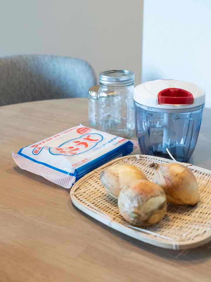 しんたまねぎ麹を作ったよ✨ブンブンチョッパーでお手軽に！ヨーグルトメーカーなどは使わず1週間くらい置いて作る派です🙆‍♀️
#キッチンアイテム #麹作り #調味料