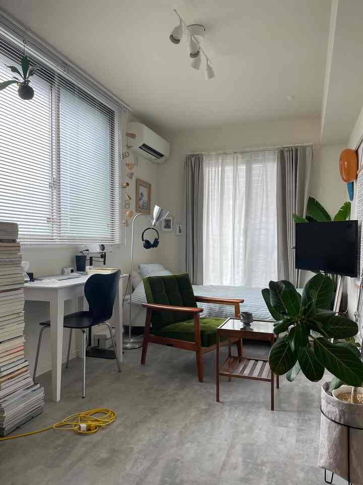 Since I got the Karimoku chair, I've been spending more time on it and it's made me feel better. It's easy to move around and is recommended for people who want to redecorate frequently. 🪑🌳 #カリモク #Kチェア