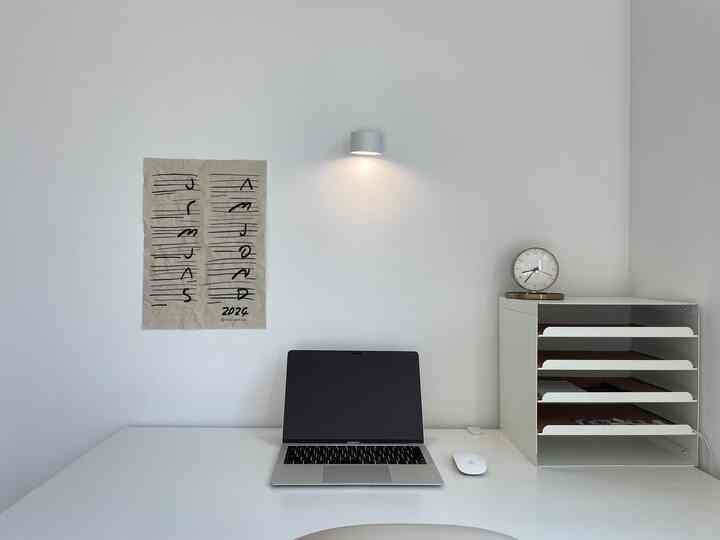 手元を明るくしたい時に見つけた照明。両面テープで壁付けするので、傷はつかない♡さらにマグネットで根本が取り外せるので懐中電灯のように、あとは首振りで角度変えられるから超便利♡！３段階調光調色 

お値段もお財布にやさしい。
#照明おすすめ #照明インテリア #ワークスペース #ワークスペースインテリア