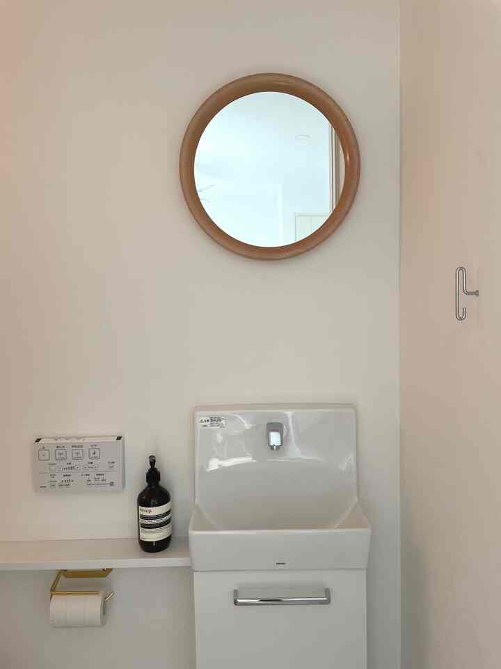 Bentwood mirror by Yanagi Sori. The toilet on the second floor is all standard, but just adding this mirror upgrades the space.
#Yanagi Sori #トイレインテリア