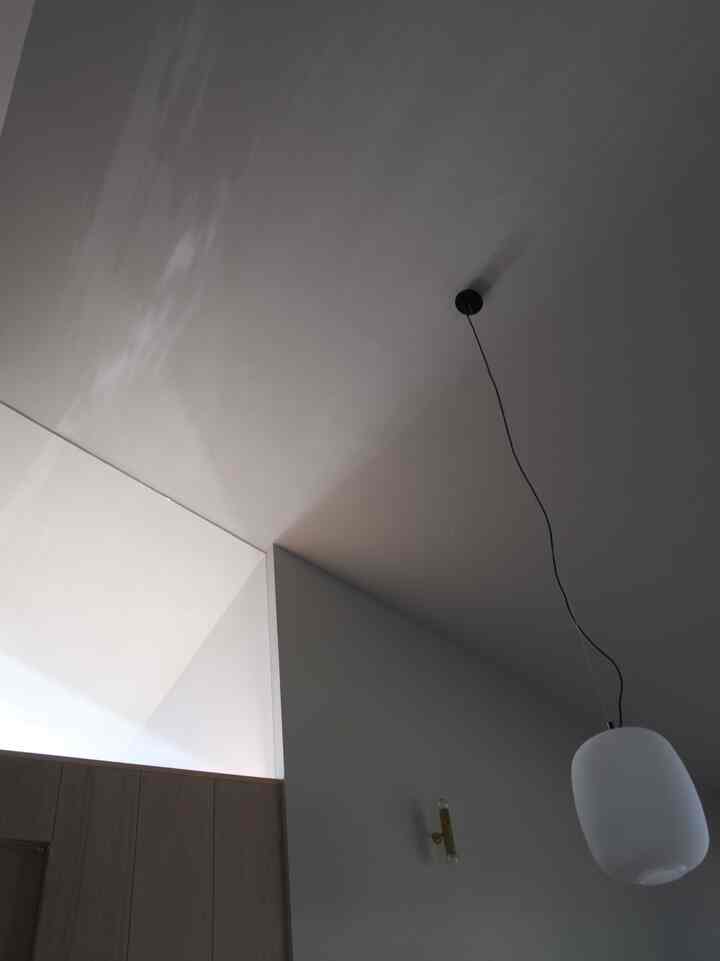 夏の早朝。
晴れた日はこの窓から眩しいくらい光が入るので朝起きるのが好きになりました。

何もない天井をボーっと眺めるのも好きです。

#勾配天井 #ペンダントライト #室内窓