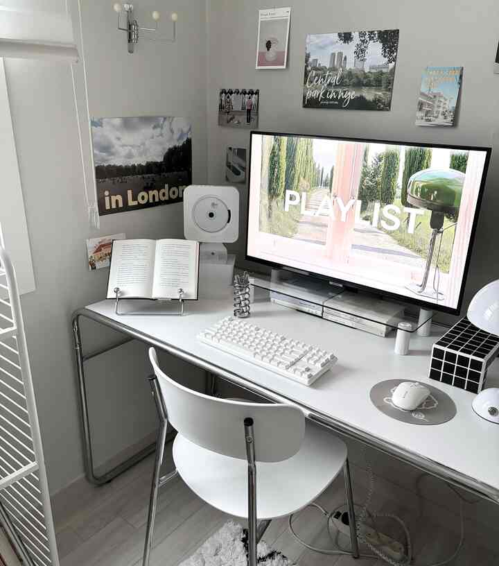 白とグレーのトーンのホームオフィス、シンプルなデスクと椅子が配置されたコンパクトな作業空間