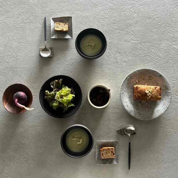 季節の野菜と薬膳のパウンドケーキ。
お気に入りの器に乗せると気分もよりUP。
体が喜ぶ食事と食事時間を🍽️

#テーブルコーデ
#季節の野菜
#カリフラワーのスープ
#器
#和食器
#小林徹也
#中根楽
#クチポール

