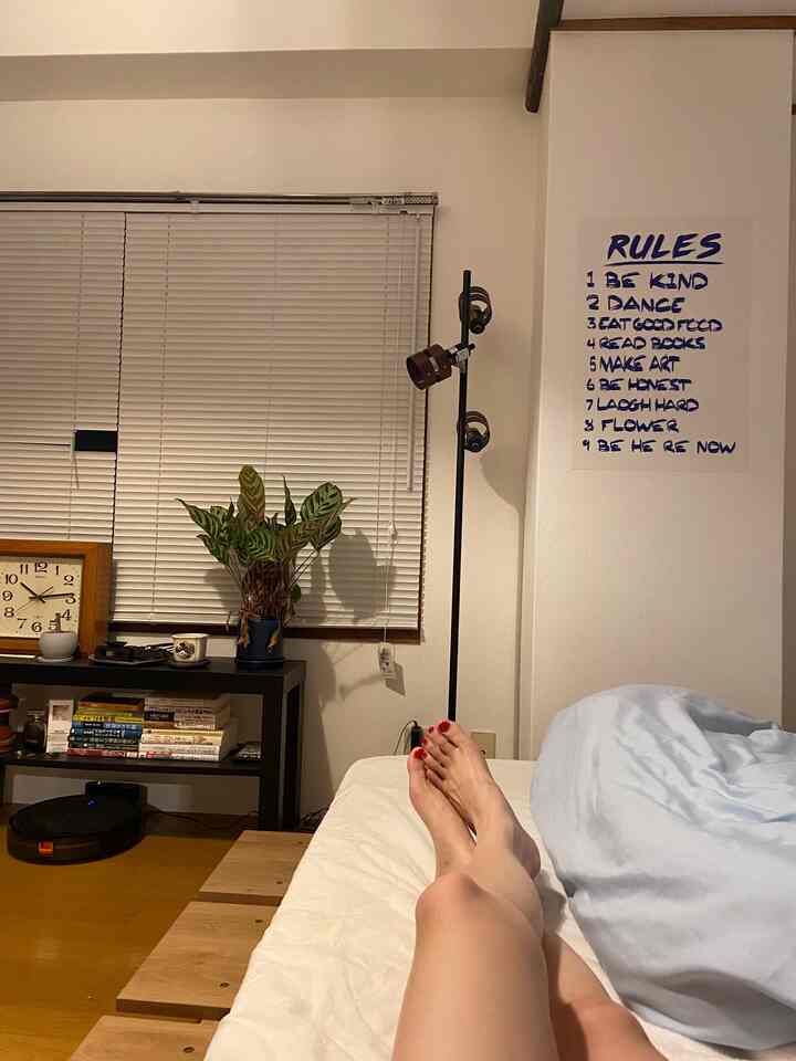 横着して窓の鍵開閉してたら開けやすくなりました🤲🏻そろそろ布団も衣替えせねばと思いつつ冷房つけて布団にくるまるのが好きなんだよねえ🥹
#interior #midcentury #midcenturymodern 
#marketb#lowya #ikea #bauhouse #1dk 
 #インテリア #リビング #生活感のある暮らし 
#ミッドセンチュリー #ミッドセンチュリーモダン 
#テレワーク #在宅勤務 #在宅ワーク#一人暮らし#ひとり暮らし#寝室#ベッド