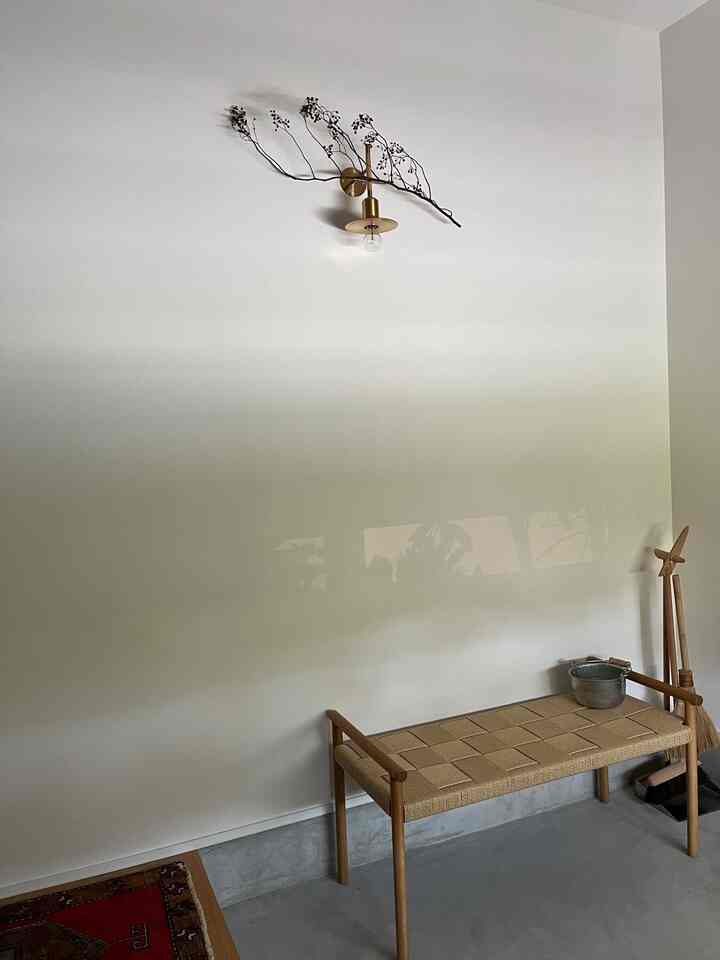 大好きな玄関
窓から入る光が壁に当たって、天然のモネ #睡蓮 笑
土間玄関はざぶんと水洗いできるので楽ちんです。

#玄関 #土間玄関 #光 #ジョーロ