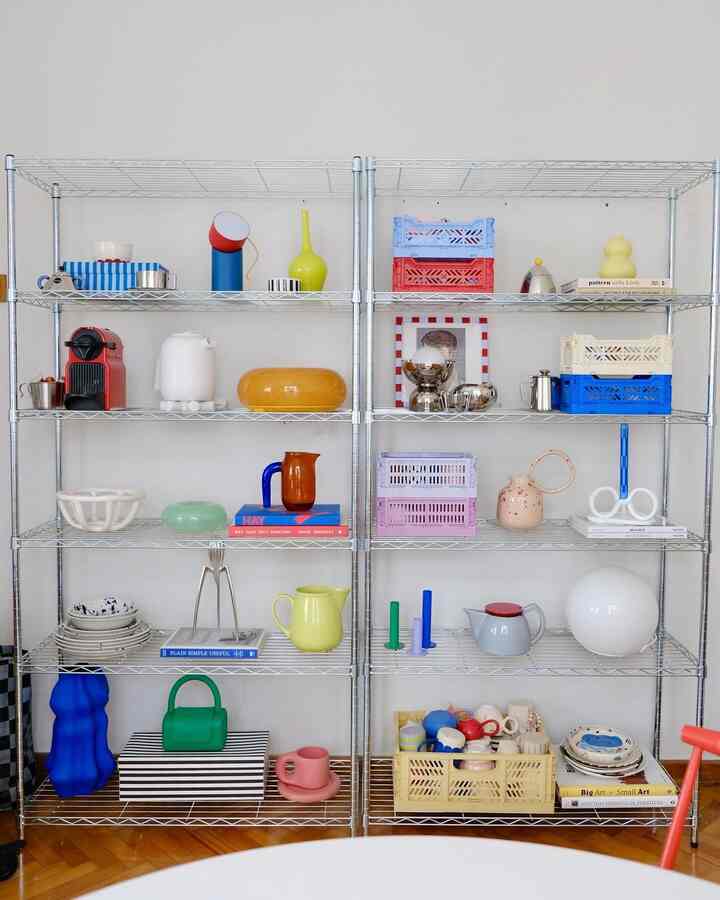 Loving this organized and vibrant space. ☕🌟

Credit: @burcuyaran

 #HomeInspo #InteriorDesign #CabinetOrganization #ColorfulLiving