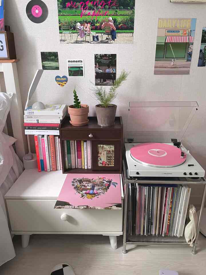 Turntable space in my room🎵
Listen to Affection Colde - Love Part 1 LP
healing itself

#Daily Life #홈스타일링 #침실 #방꾸미기 #셀프인테리어 #인테리어소품 #음악 #레코드 #lp #vinyl #뮤직존 #턴테이블 #일상기록