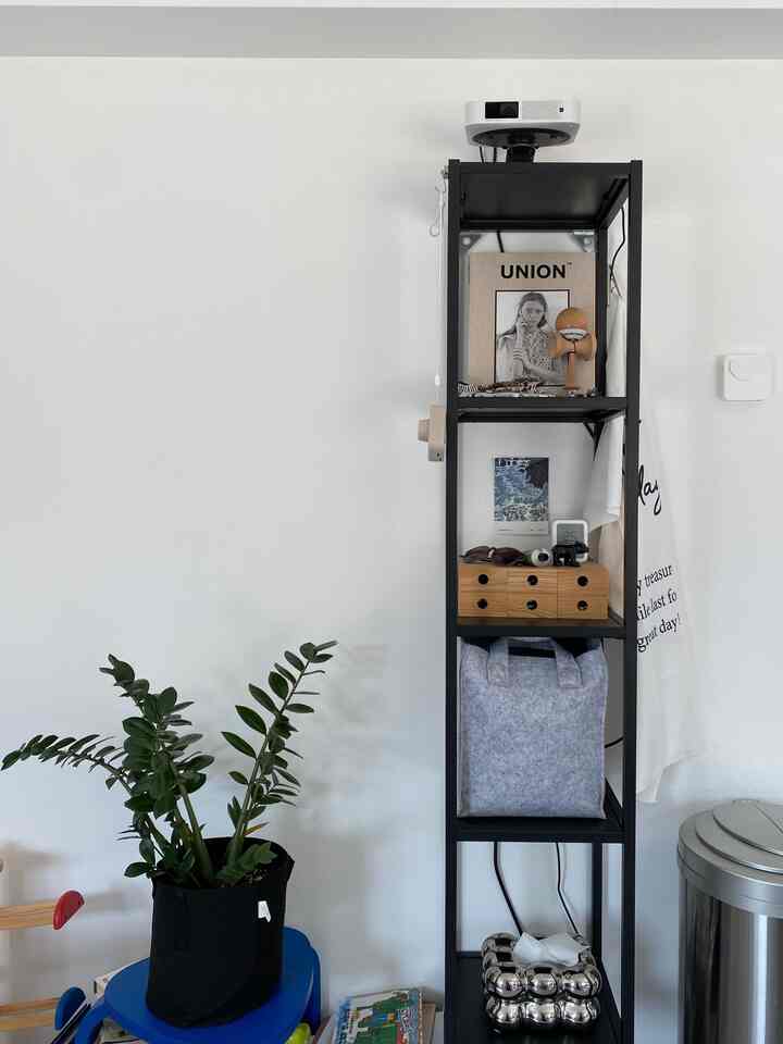 
Di bawah Zamioculcas adalah zona buku bergambar anak-anak.

Isi tas flanel Iittala adalah popok. 
Dan Switch tersembunyi di baliknya.

Menggantung kain merupakan salah satu trik untuk menyembunyikan kabel.

#penyimpanan hidup
#penyimpanan popok
#Buku bergambar #ゴミ箱
#Penyimpanan aksesoris
