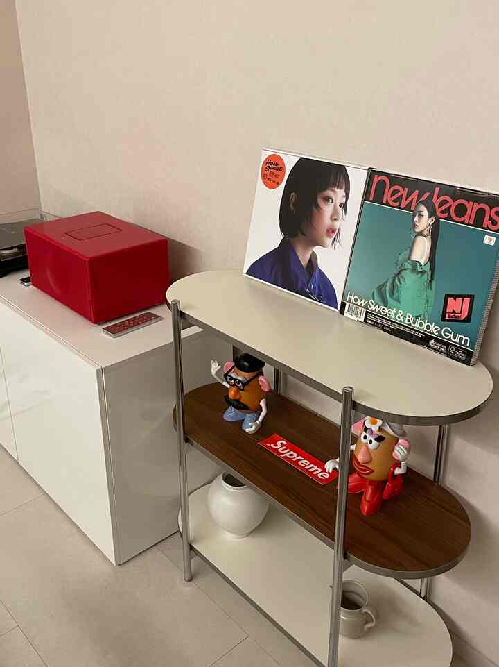 最近挿された私だけの趣味生活..🩷

先週からニュージンズグループバージョンのアルバムを探していました。
全部売り切れだから今日のミンジーバージョン一つ買ってきて…実は未練を捨ててオンラインでも注文してもらったので…完全バーニーズジャナ
アイドルアルバム中学生の時以来初めて見ていますが、
ほぼ雑誌がアルバムに入っていたデ.. 
実はフォトアルバムサニーCDを付録でもらった感じなのかな…。  #newjeans #뉴진스앨범 #다이닝룸 #다이닝룸인테리어 #다이닝룸꾸미기 #diningroom #diningroomdecor #취미 #취미방 #취미방인테리어 