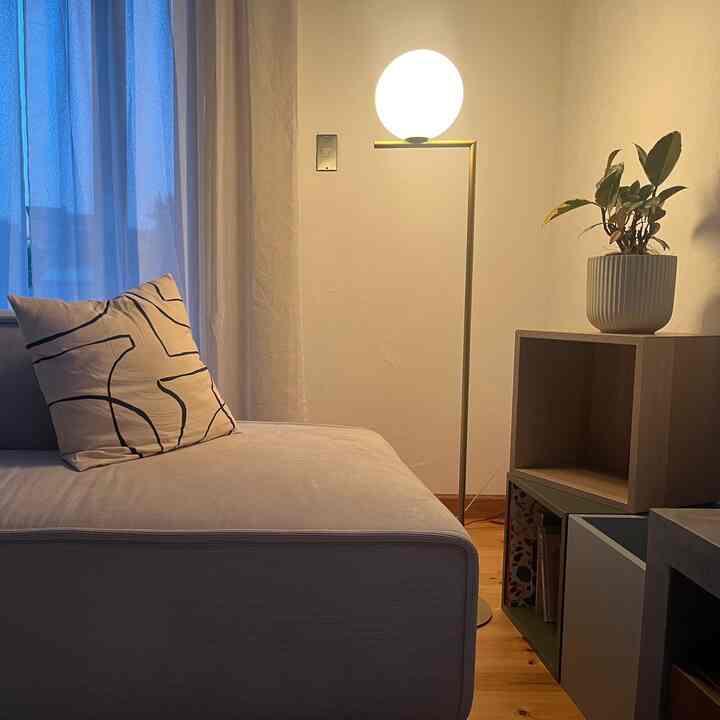 IKEAのEKETキャビネットとH&M homeのクッションを新しく設置🤍
EKETは👶の絵本とおもちゃ入れに🧸
積み木を積んだみたいなイメージにする為に全色違う色で購入🤍🩵💚

#EKET
#IKEA 
#H&MHOME 
#Flos
#赤ちゃんのいる家 

