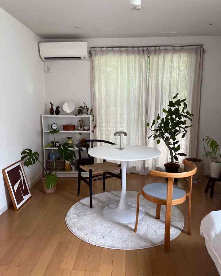 この時期は植物の成長が目覚ましく
ベンガレンシスがあちらこちらに伸びていたので
ごめんね、、🥲という気持ちになりながら
さっぱり綺麗に剪定をしました🌳(2枚目)

#ベンガレンシス #インドアグリーン #観葉植物 #一人暮らしインテリア #ひとり暮らしインテリア #ラウンドテーブル