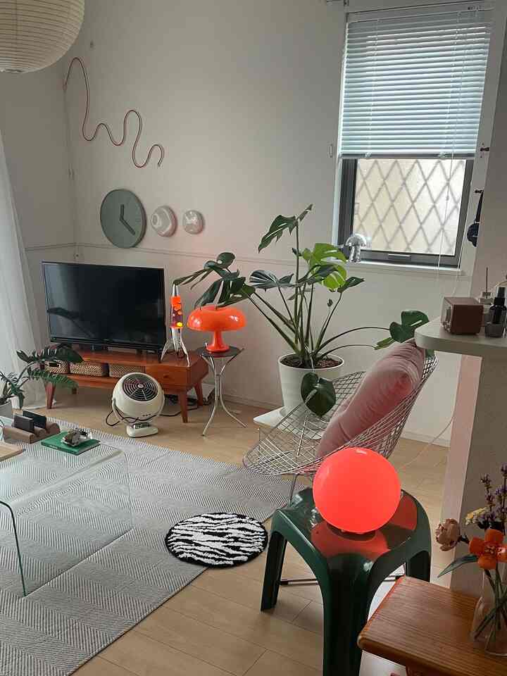 Reddish lighting will instantly catch your eye 👀

#living alone #賃貸 #インテリア #ルームツアー #家具 #グリーンのある暮らし #北欧 #ミッドセンチュリー #myroom #homestyling #cozyhome #homedesign #interior #midcenturymodern #interiordesign #akari #ikea #hometour #homedecor #minivlog