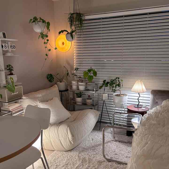 白を基調としたリビング、クリーム色のソファとダイニングテーブルが配置され、温かみのあるナチュラルな雰囲気のインテリア