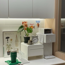 우리집 “미니멀” 홈카페☕️💚
인테리어할때 수납공간을 최대한 많이 만들자 해서
홈바는 가슴 한켠에 로망으로 남겨두고 ㅎㅎ 
상부장도 하고 오픈장 없이 그냥 깔끔하게
키친핏 냉장고+붙박이장으로 짰어요! 
그덕에 수납은 걱정없이 잘 되고 있지만 
쪼금 아쉽긴해요🤣 
키친랙도 궁금하고 
브레빌도 궁금하고🤣🤣🤣
멋들어진 홈바는 아니지만! 그래도 저의 최애 공간💚
☕️베트남 G7 커피에 빠진 요즘
텀블러는 외출할때도 꼭 들고 다니고
얼음 녹지않게 집에서도 텀블러에 자주 마셔요!
#홈카페투어 #나의한잔기록 #오늘의우리집 #우리집포토존 #미니집들이 #미니멀라이프 #텀블러 #스타벅스텀블러 #스탠리텀블러 #홈카페족 #주방인테리어 #화이트인테리어 #화이트주방 #나도크리에에터 #오늘장면한컷 #오늘의집에서샀어 #살림살이 #신혼부부잘산템 #내돈내산 #화이트우드주방 #화이트우드 #크림화이트 #캔디화이트 #오늘의가든 #맞팔 #인테리어포스터 #주방포스터 #주방소품 #예쁜템최고야 #식집사성장기