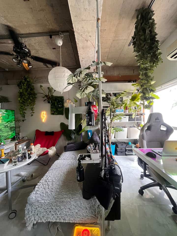 I woke up because it was so hot today... What a rainy season.

The table in this photo gives off a very lived-in vibe, but that happens sometimes.

The leaves on my umbrella tree are falling so I'm keeping it in a sunny spot to see how it goes.

#rental #ワンルーム #観葉植物 #信じられないIKEA率 #IKEA #リノベーション
