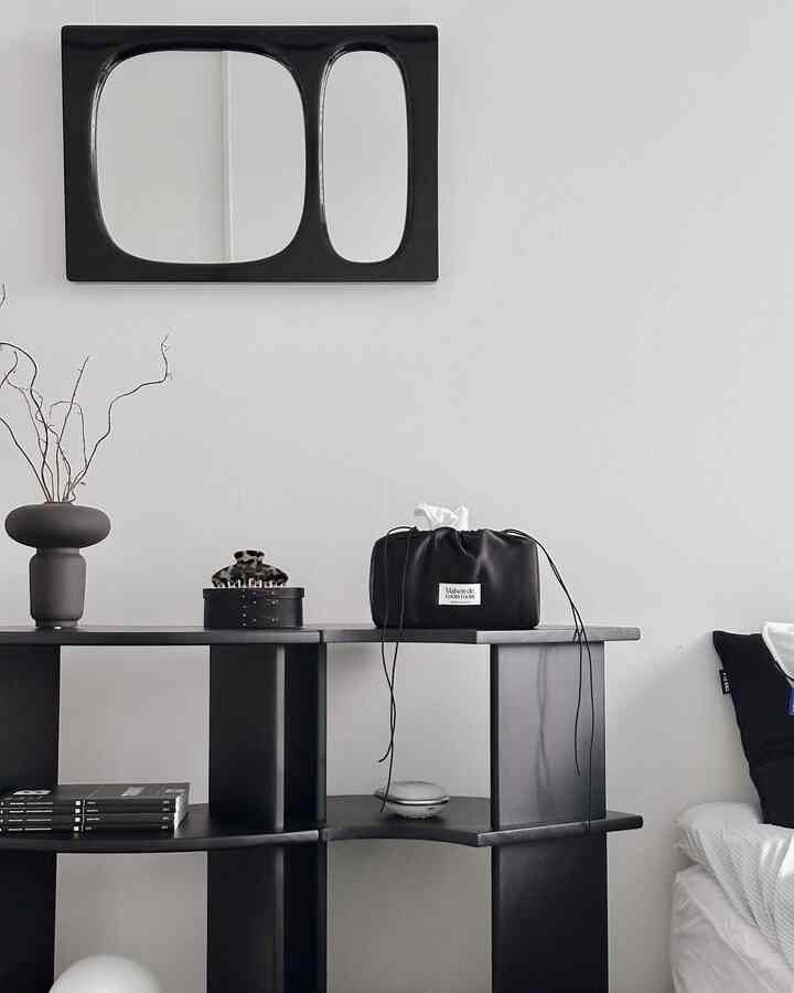 These days, neat homes have neat black furniture and accessories. 
If you keep things simple and exclude color as much as possible, it will look neat even if there are a lot of items. The simplicity and sophistication of monotone also calms the mind.￼

You can hide things with a storage cabinet, but it's also pretty to display objects, lights, and books with shelves like this. If you like plants, I think it would be pretty to have small plants. 

#Black and white interior #모노톤인테리어 #깔끔한인테리어 #블랙가구 #블랙인테리어 #플랫포인트 #벽거울 #플랫포인트거울 {7 #Ardenmirror} #요버스튜디오 #티슈커버 #티슈케이스 #블랙소품 #침실인테리어 #블랙침실 #방꾸미기 





