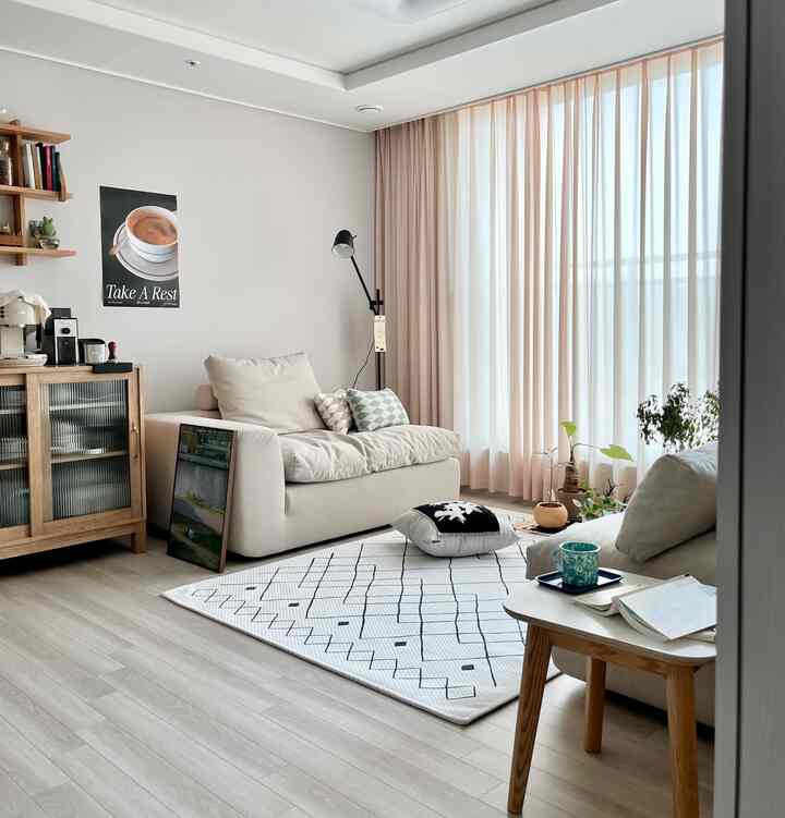 #애장템추첨
Of all the living room furniture, I put the most effort into purchasing it.
It's a sofa.
As for the other furniture, I thought about it all before deciding.
As for the sofa, I leave everything to my husband.
Should I say I only made the final payment?🤭
⠀
My husband likes to lie on the sofa
I thought about it for several weeks and decided
This is Aloso’s holiday sofa.
⠀ 
It is a product that is often compared to the cloud sofa from KAㅇㅇㅇ.
We also thought a lot about the two products.
Crucially, there are three types of sofa materials.
Depending on your lifestyle or the age group that primarily uses it,
I chose it because I could choose whether it was waterproof, texture, and color.
⠀
As much as it took me a long time to worry about it, I'm using it really well now.
What's also attractive is that since it's a modular sofa, you can change the interior by moving it around!
⠀ 
When I moved, I applied for a sofa cleaning service.
Very satisfied!
If you are planning to purchase a sofa, please take a look at our sofa too🫶🏻
⠀
⠀
#Bought Items #클래스오감리뷰 #ftc5기이야기 #홈스타일링 #거실인테리어 #거실꾸미기 #소파추천 #소파인테리어 #작은집인테리어 #작은집거실 #작은집꾸미기 #패브릭인테리어 #알로소 #알로소소파 #홀리데이소파 