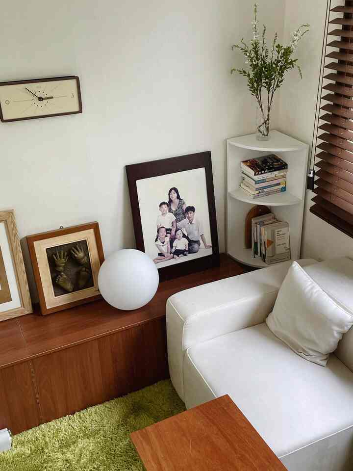 Hutan kecilku sendiri!

Disulap menjadi galeri rumah, kamar tidur, dan ruang baca.
Ini adalah kamar tidur utama dari 270 orang. 

Akhir-akhir ini aku sibuk dengan banyak pekerjaan, jadi aku mengabaikan postingan tentang Rumah Hari Ini haha. Aku akan mengumpulkan keinginanku dan melakukan yang terbaik~ Tolong nantikan itu!

#Rumah masa kini #오늘의집 #홈카페 #거실인테리어 #공간분리 #구옥인테리어 #빈티지홈 #빈티지소품 #맞팔 #구옥 #우드인테리어 #안방인테리어 #모던빈티지 