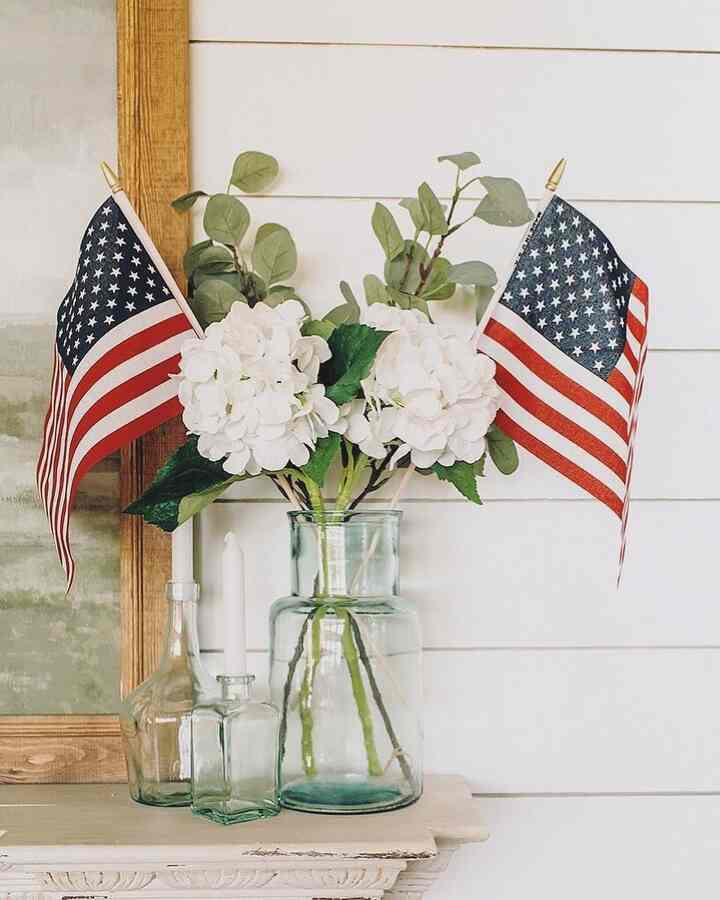 Simplicity at its best! A clear vase, white flower, and American flag to celebrate the 4th of July. 🎉🇺🇸

Credit: @tina_maria_28

 #FourthOfJuly #SimpleDecor #PatrioticVibes #HomeDecor #IndependenceDay #ElegantSimplicity 🌼🇺🇸