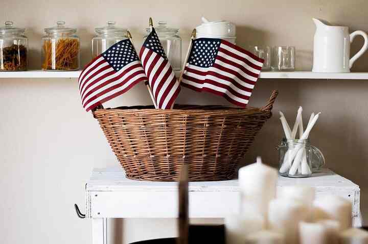 Rustic elegance for Independence Day ❤️🤍💙

Credit: @nataliegoodyear

#July4th #PatrioticHome #MinimalistDecor #HolidayInspo #IndependenceDay #FestiveDecor 🧺🇺🇸

