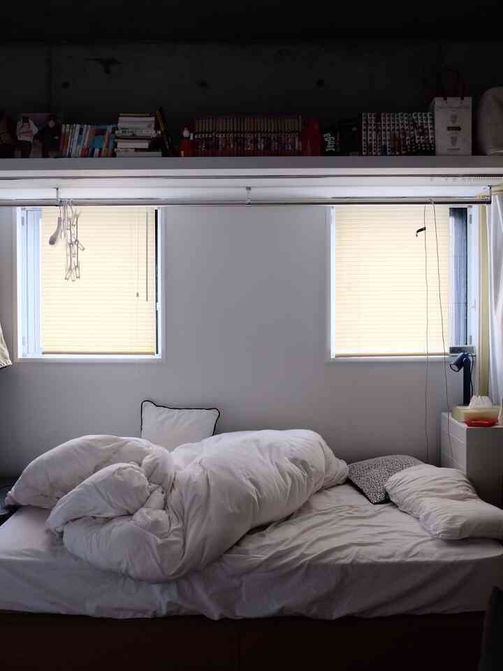 整ってないベッドエリア
今まで寝具は無印良品派でしたが、初めてボックスシーツをIKEAに。コスパも良くてめっちゃ良いです！綿の、こういう普通の感じ、私は好きな肌触りです！

#ワンルーム #ベッドルーム #一人暮らし #ワンルーム賃貸 #インダストリアル #ナチュラル #IKEA 