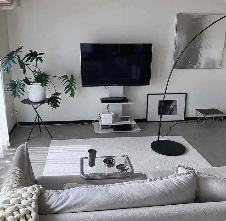 Living room
As it's getting hotter, I stopped using the shaggy rug and tried laying a tile carpet like a rug, and it's really comfortable.

It doesn't slip at all, and if it gets dirty you can just wash that part, so it was great to try out bright colors.

#Living room #タイルカーペット #東リ #スクエア2400ソワレ #テレビスタンド #ikea #観葉植物 #観葉植物のある暮らし #シンプルなインテリア #シンプルな暮らし #無機質 #無機質インテリア #ウェイテッドブランケット #加重ブランケット