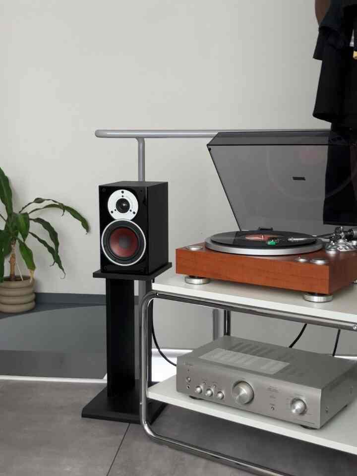 白い壁とシンプルなサイドテーブルに、イケアのローテーブルと高音質レコードプレーヤーが配置されたミッドセンチュリーモダンスタイルの雰囲気あるレトロなオーディオ空間