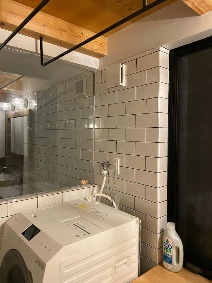 夜のランドリールームです。我が家はバスルームとランドリールームとの間がガラス張りなので開放感があり空間全体が広く感じます。壁は全面タイル張りにしているので統一感があります。間接照明のみなので夜は落ち着いた雰囲気になりとてもお気に入りの空間です。

#バスルーム #ランドリー用品 #ランドリールーム #ランドリー #ランドリールームのインテリア #バスルームアクセサリー #バスルームインテリア #バスルームタイル #バスルームデザイン #バスルームのインテリア #bathroom #laundryroom #間接照明 #間接照明インテリア #造作家具