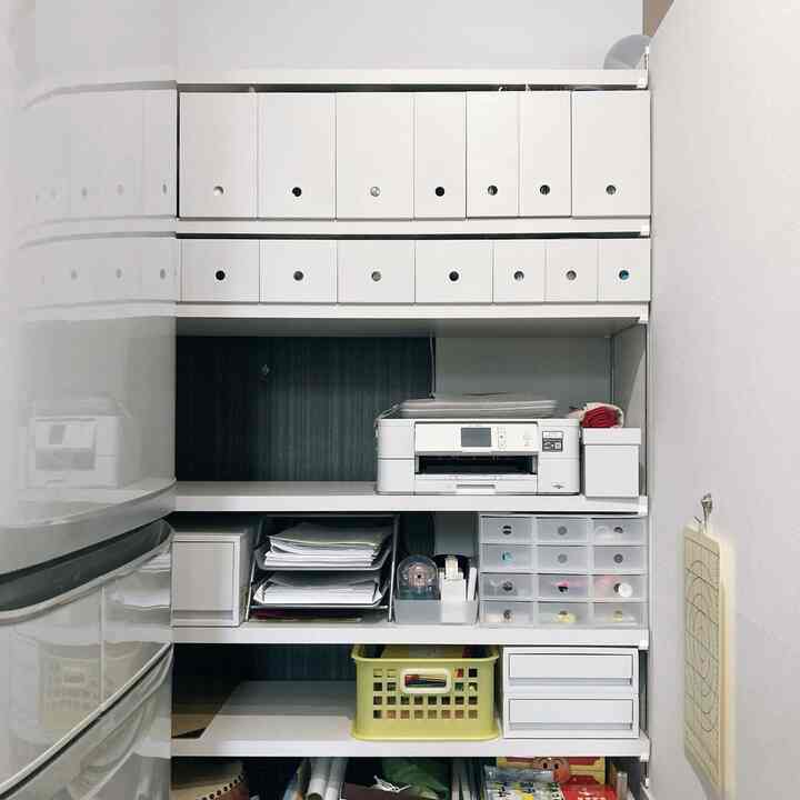 我が家のパントリー
食品、文具、薬、おもちゃ...なんでも詰まってる😂

横の壁はマグネット仕込んでます🧲
リビング側からは見えないところに紙類ペタペタ貼ってます
めちゃくちゃ便利〜

#パントリー
#pantry
#キッチン
#収納 