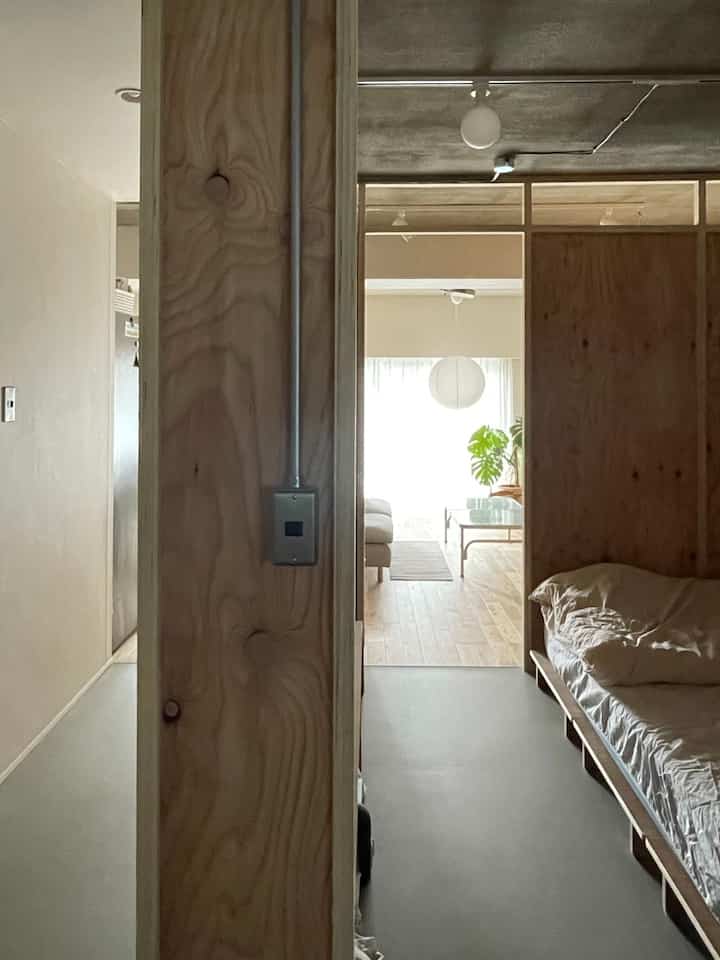 The floor material is changed from the bedroom,

The space is one, but the expression changes 😌

The living room is solid oak

The bedroom and hallway are covered with floor tiles without joints

#renovation #マンションリノベーション#roomdecor #howwelive #mylvngrm

#apartmenttherapy #apartmentinterior

#interiordesign #interiordecor #interiorinspo

#structural plywood #interiorgreen #観葉植物

#ikea #フロアタイル