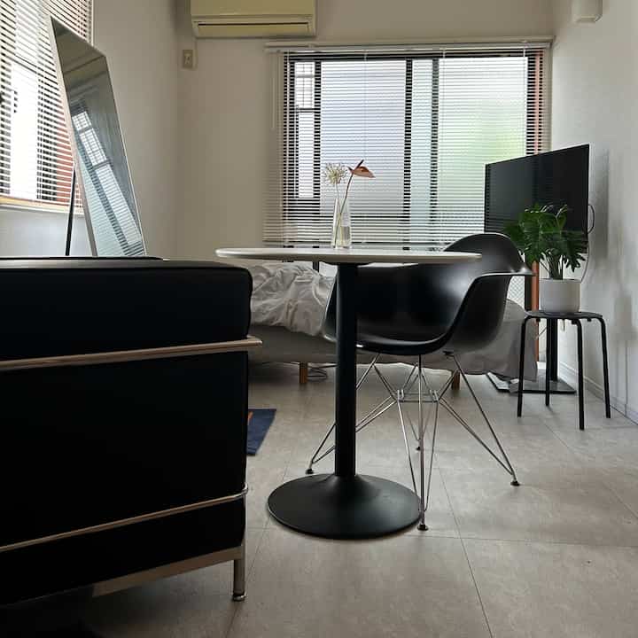 北向きでも角部屋だから割と明るい😀

#一人暮らし部屋 #ソファ #ソファー #イームズ #イームズチェア #カフェテーブル