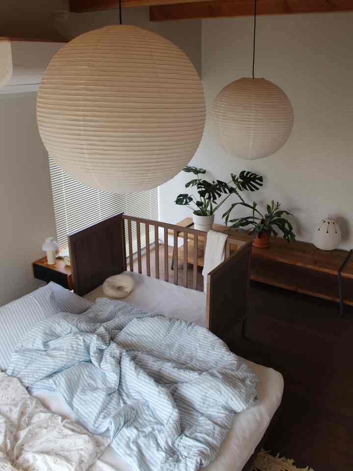 Saya memperbarui pencahayaan di kamar tidur saya. Semua penerangan di rumah saya adalah saluran rel. (Tidak termasuk pencahayaan tidak langsung) Saya menyukainya karena lebih nyaman dibandingkan lampu langit-langit karena memungkinkan Anda berpindah posisi sampai batas tertentu. Ketika saya pertama kali pindah, saya menyatukan semuanya dengan lampu sorot, tetapi saya berubah pikiran dan mengatur PAPER SHADE HAY dalam ukuran yang berbeda. Saya juga akan memposting suasana malam itu.

#Kamar Tidur #ベッド #ベッド用品 #ベッド照明 #ベッドインテリア #寝室 #寝室小物 #寝室照明 #寝室スタイリング { 8 #Pencahayaan kamar tidur} #寝室の家具 #ベビーベッド #観葉植物 #イサムノグチ #ヘイ #HAY #bed #bedroom #モンステラ #ビカクシダ
