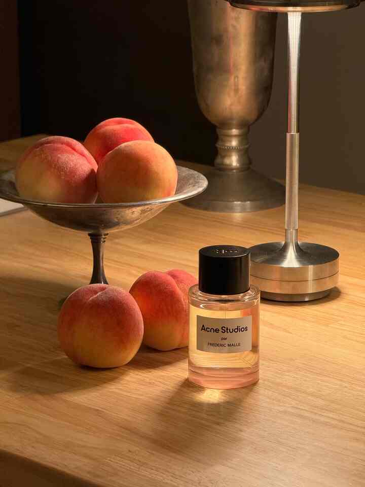 A seasonal peach and peach-like scented perfume 🍑
The bottom of the perfume bottle is pink
The whole bottle has a faint pink design.
It's so beautiful that it's a shame to use it. .

#livingalone
#interior
#perfume
#roomtour
