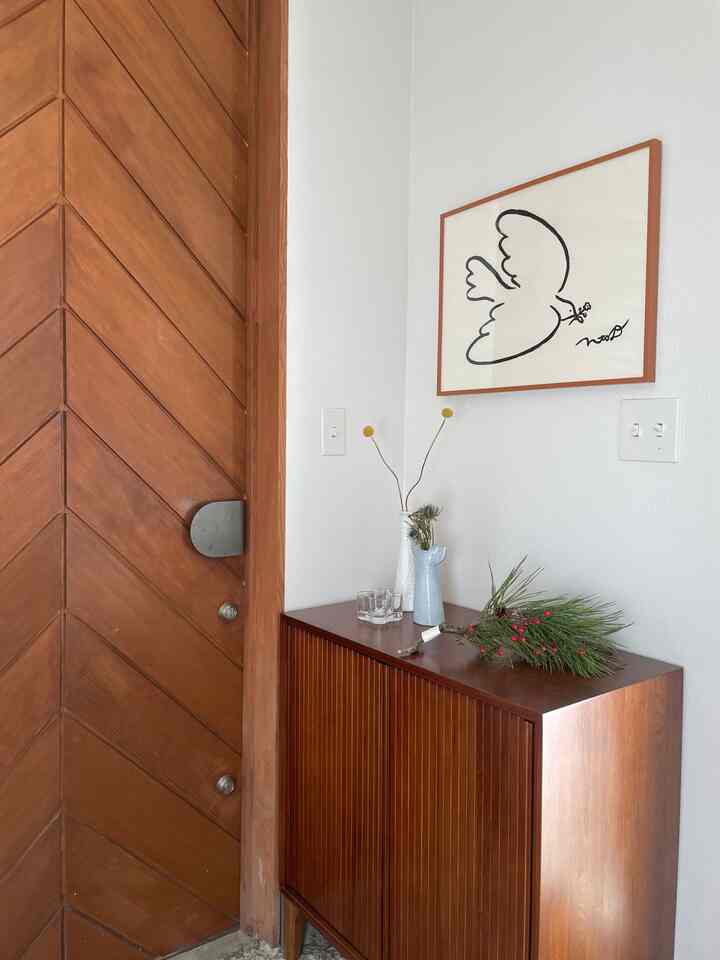 The entrance makes use of the wood grain to create a natural atmosphere 🌳
The entrance door was made by a joiner. To match the door, we have a vintage-style shoebox from ACME Furniture 👞

The art is a homemade homage to Picasso 🕊️

#Entrance #玄関収納 #アクメファニチャー #靴箱