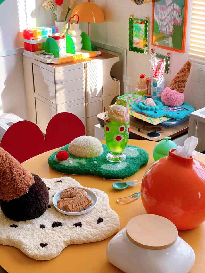 
クリームソーダのラグ作りました 💚🤍🍒

グラスを置くのにちょうどいいサイズ感で
スマホ置きにもなるひそかな機能性の良さが
押しポイントです ✌🏻💕


#カラフル #カラフルなインテリア #レトロ #レトロインテリア #ミッドセンチュリー #ミッドセンチュリーモダン #スペースエイジ #レトロポップ #タフティング #ラグ 